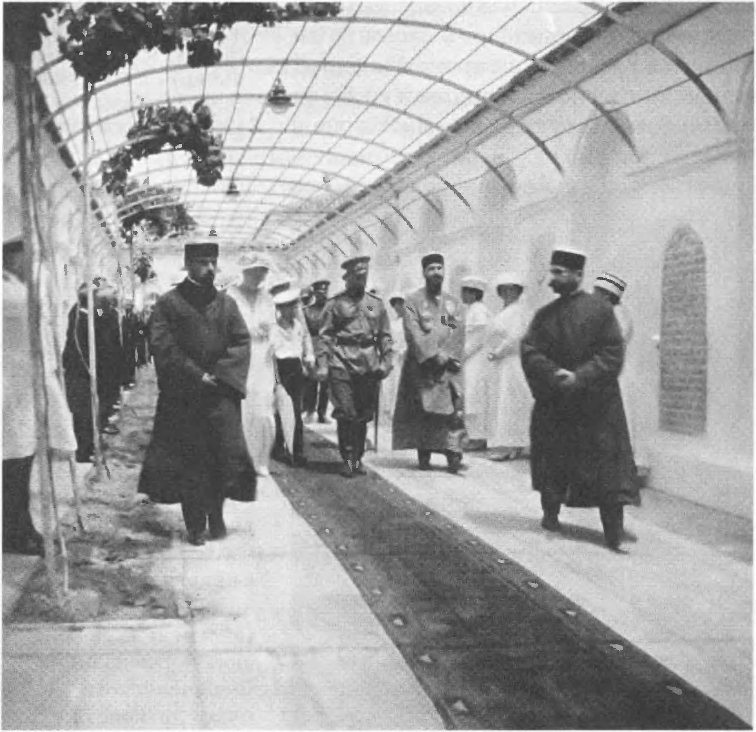 Николай II посещает караимскую общину; справа от государя гахам С.М. Шапшал (Евпатория, 1916 г.)