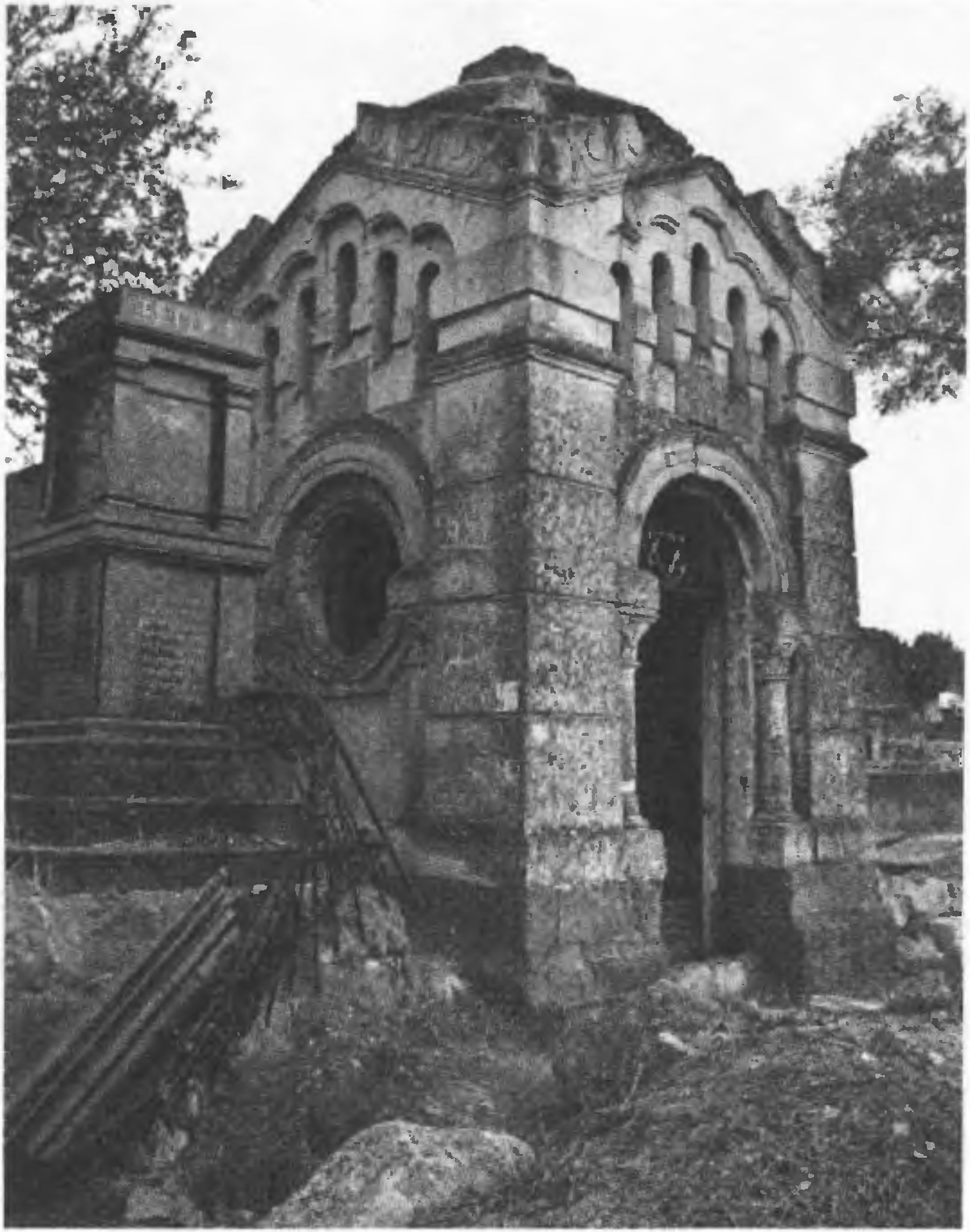 Разрушенный вандалами семейный мавзолей на еврейском кладбище в Севастополе