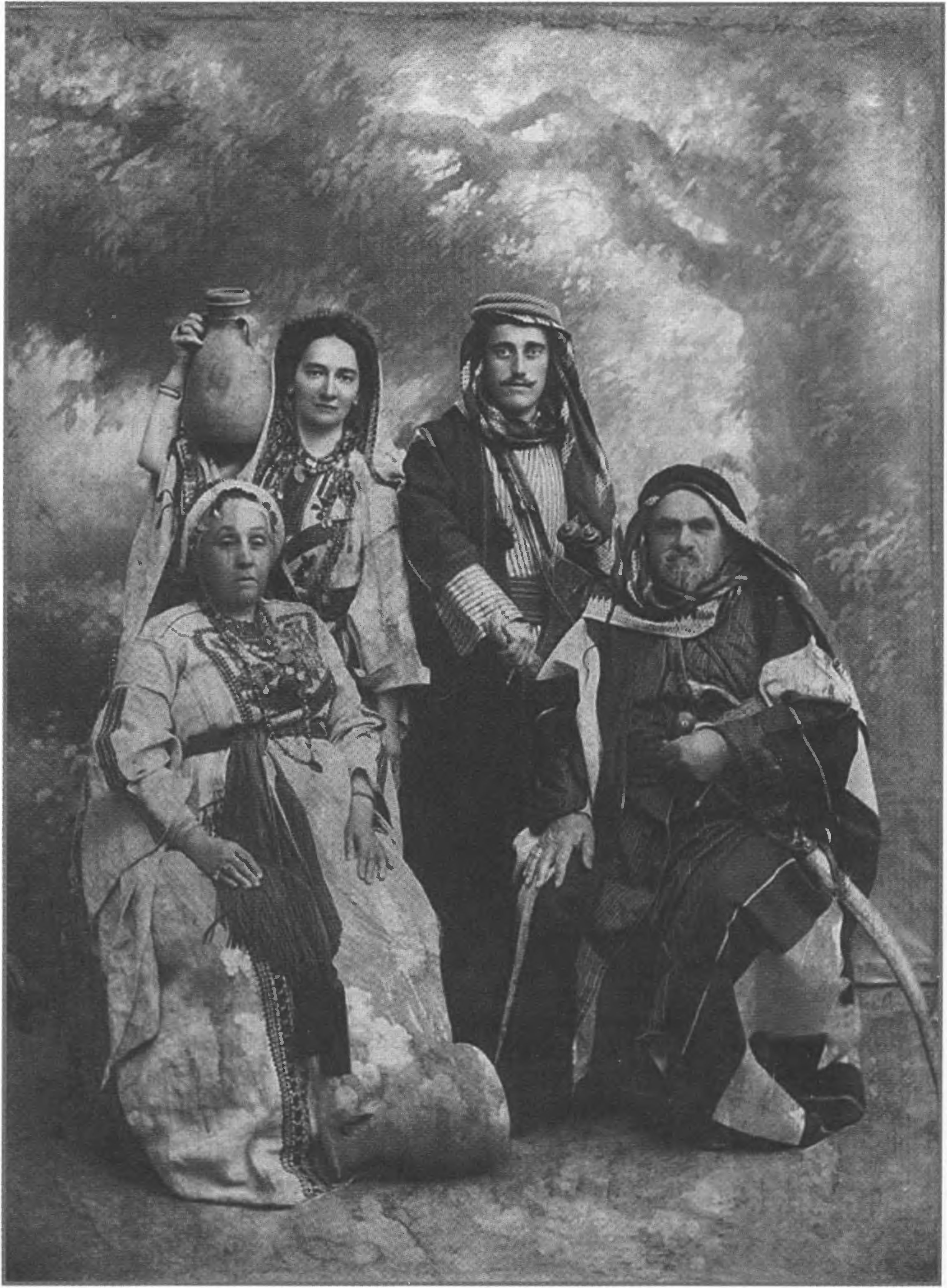 Евпаторийские караимы из семьи Гелеловичей в Святой земле; одеты в местную арабскую одежду (Иерусалим, 1907 г.)
