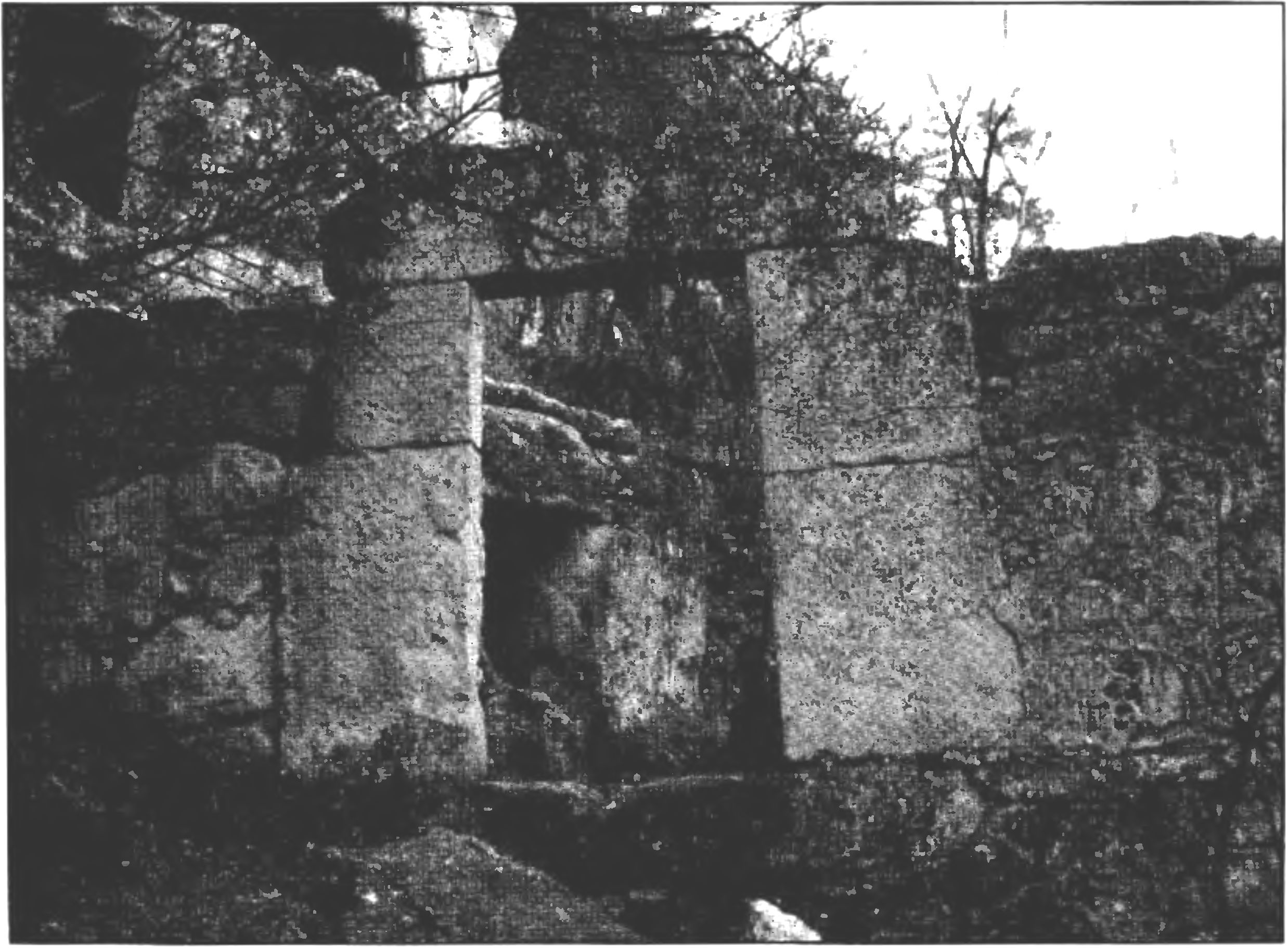 Малые ворота в балке Табана-Дере (Мангуп), называвшиеся Эвлией Челеби «Иудейскими»