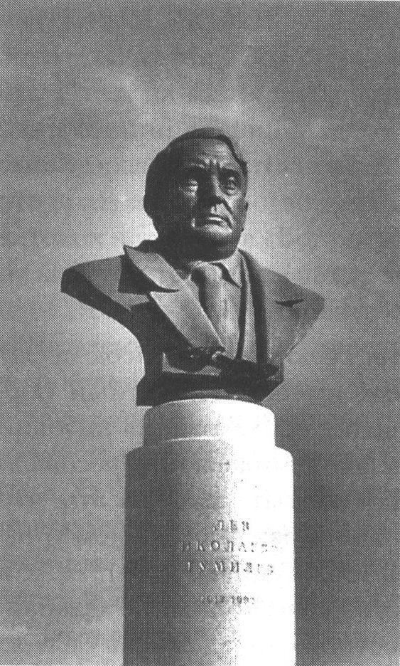 Илл. 5. Памятник Гумилеву в Казани