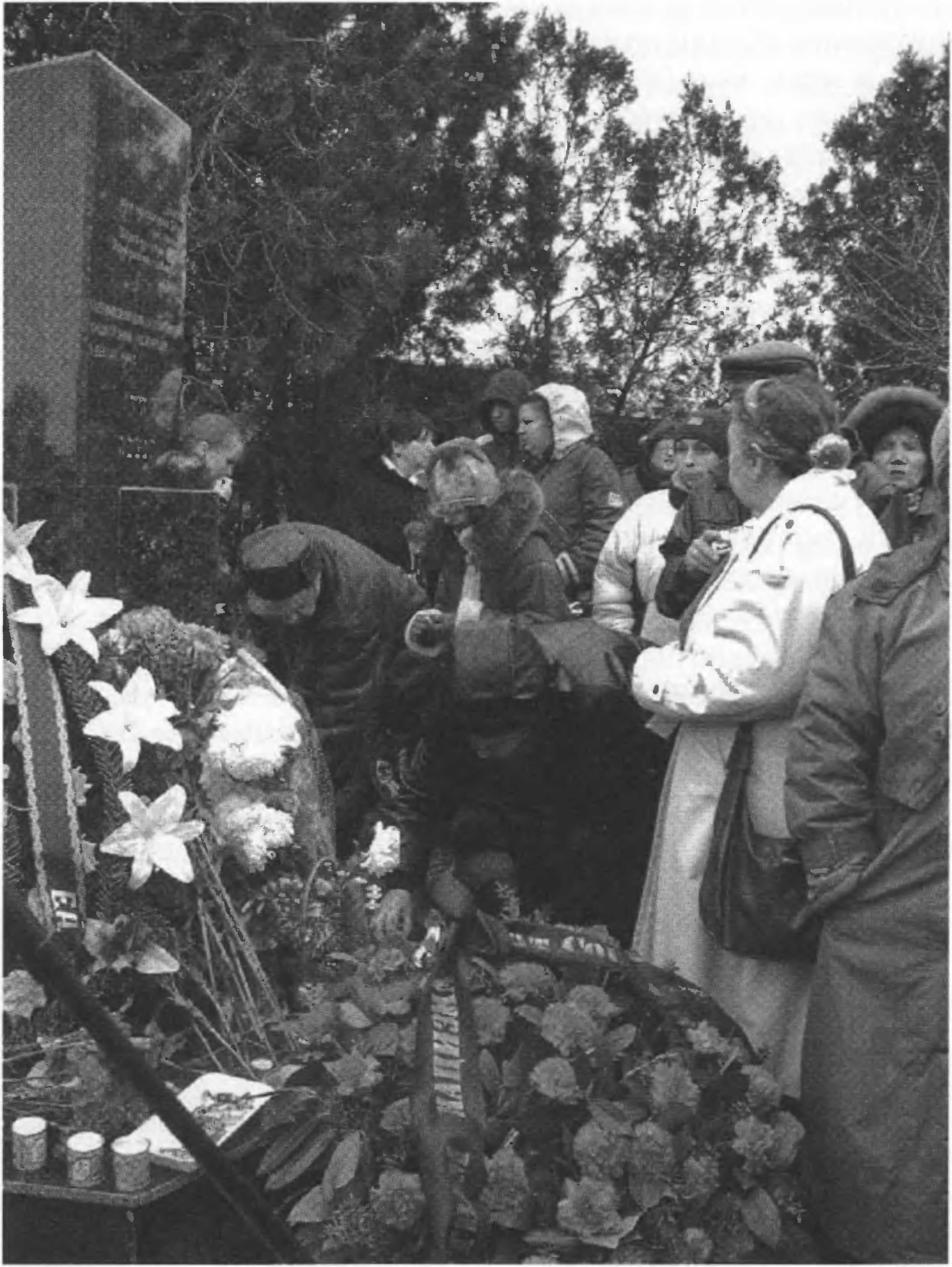 Возложение цветов к памятнику евреям и крымчакам, расстрелянным в декабре 1941 года