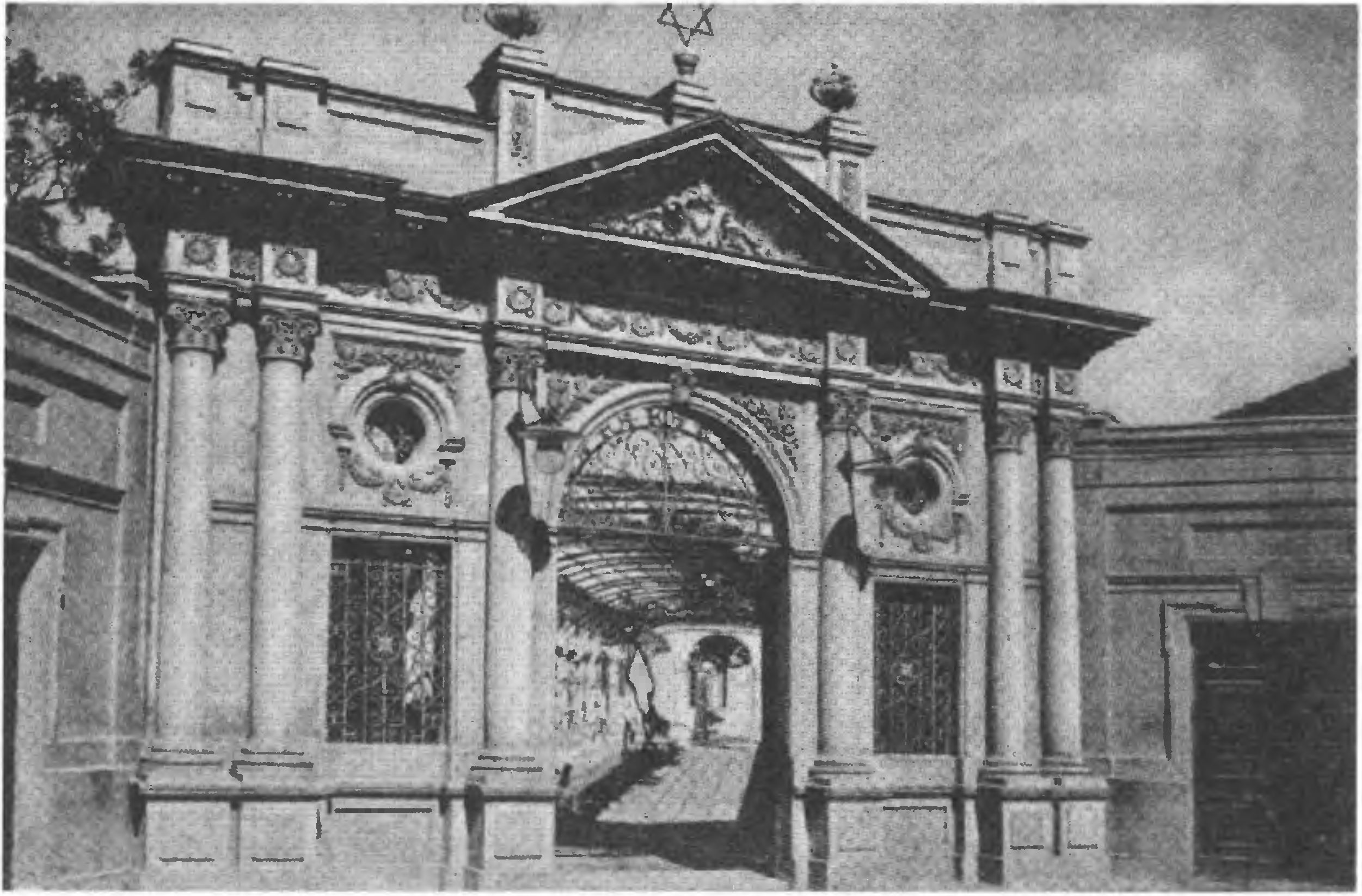 Построенные в 1900 году в ренессансном стиле входные ворота в комплекс караимских кенасс в Евпатории (открытка начала XX в.)