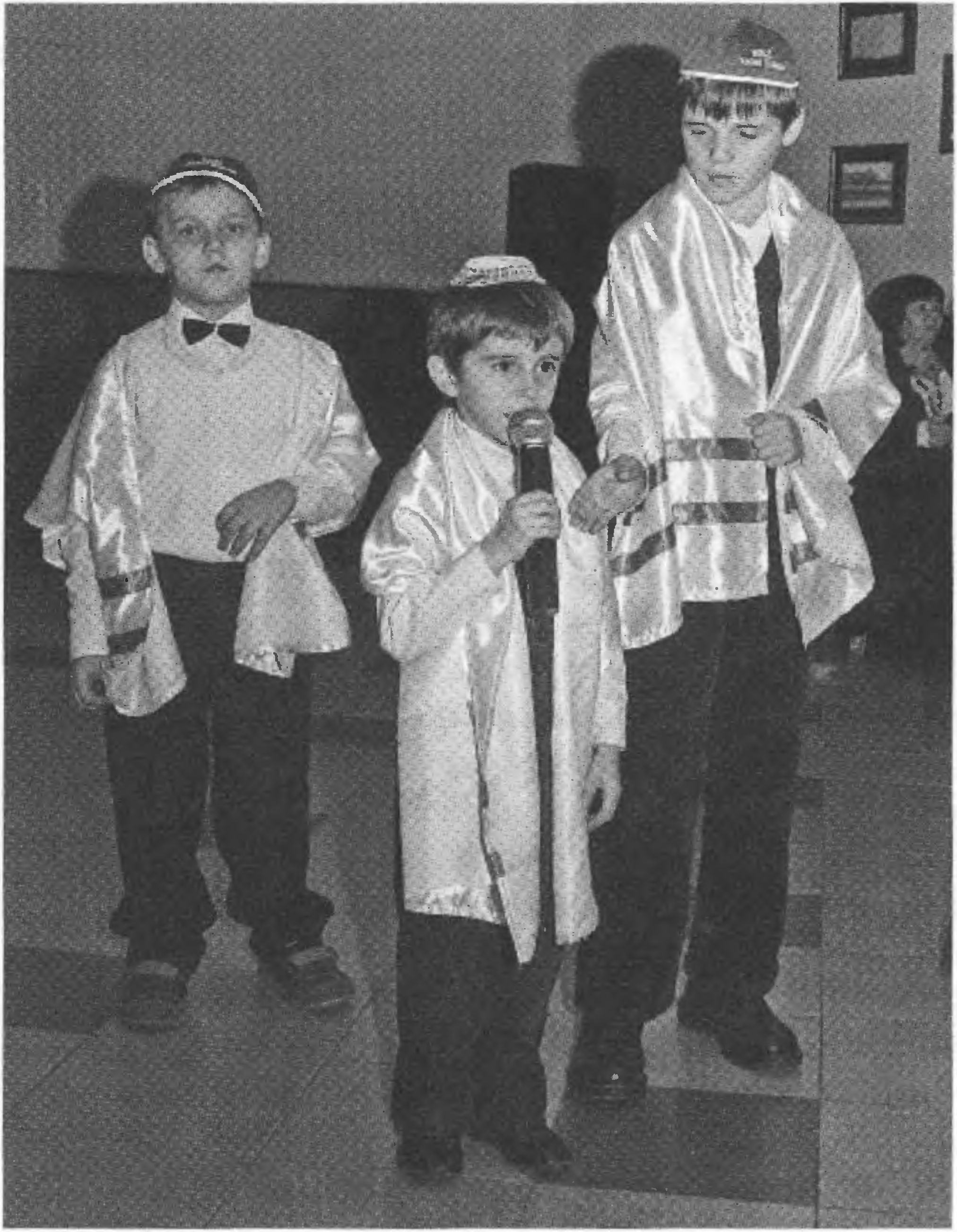 Празднование Хануки в Симферополе в 5770/2009 г. Выступают дети общинного образовательного комплекса при Благотворительном еврейском центре «Хесед Шимон»