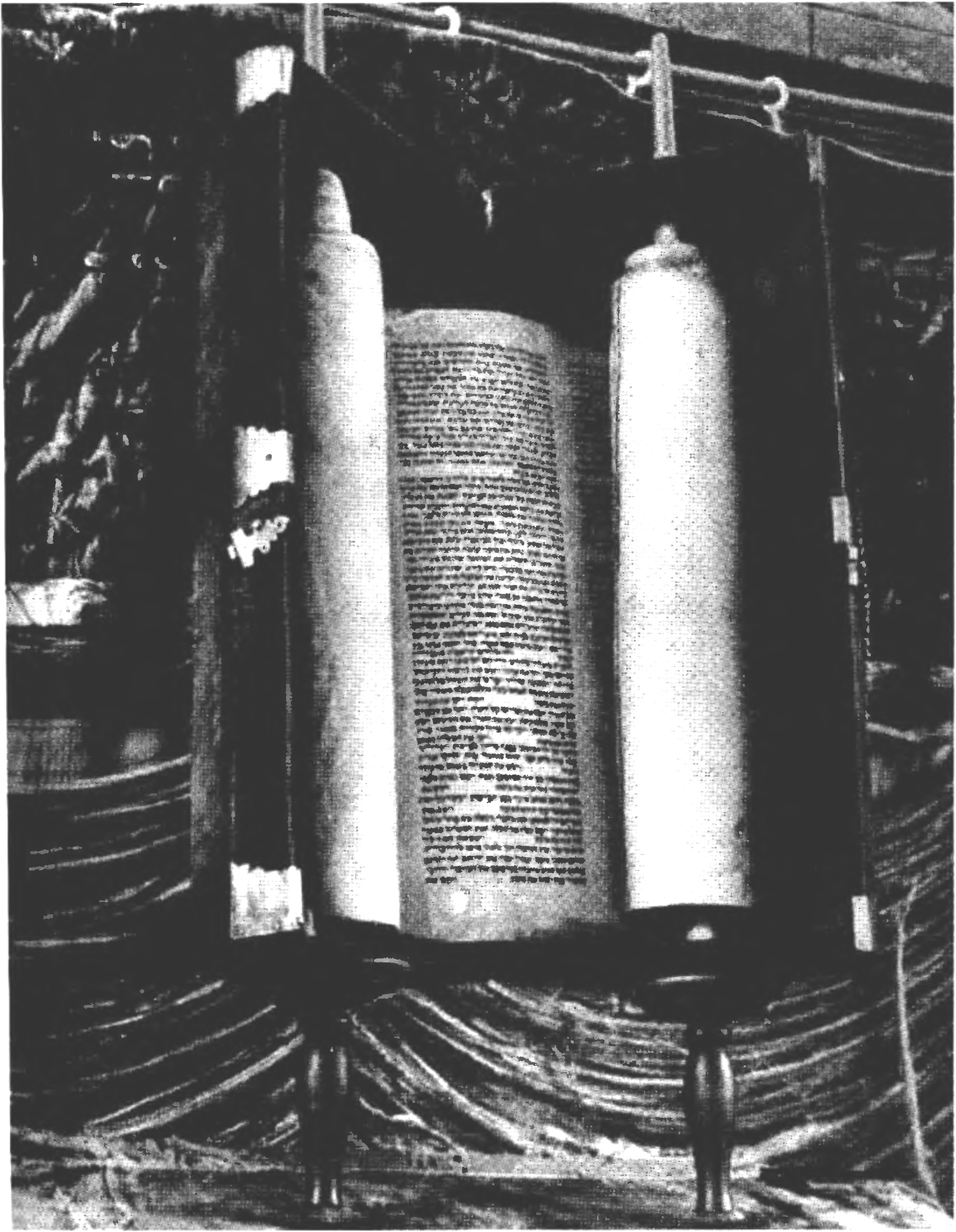 Свиток Торы перед арон а-кодеш в Большой кенассе в Чуфут-Кале в начале XX века