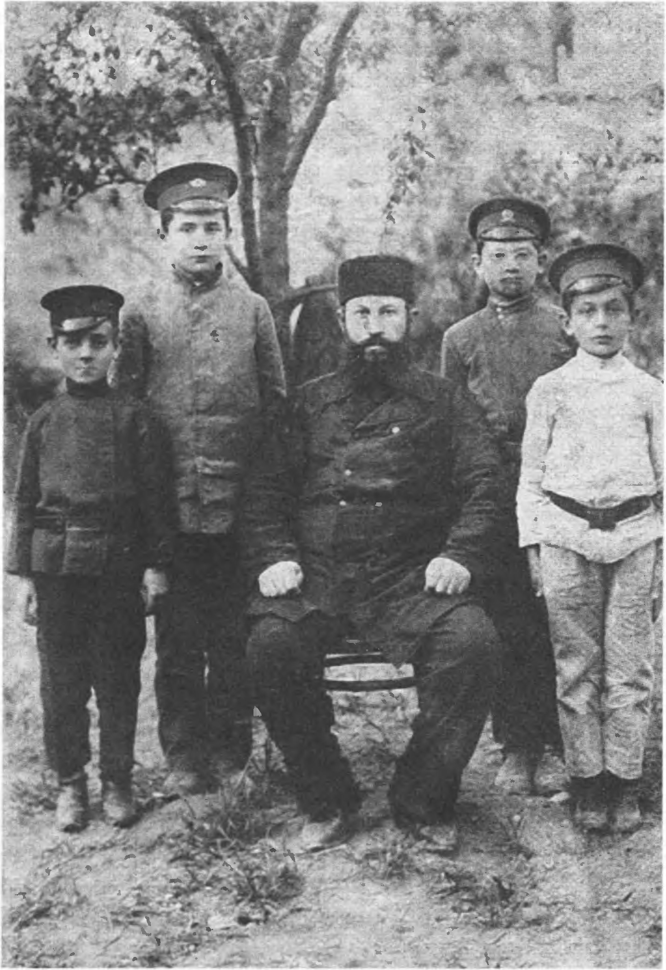 Семья крымчаков (фото начала XX в. из фондов КРУ «Этнографический музей»)