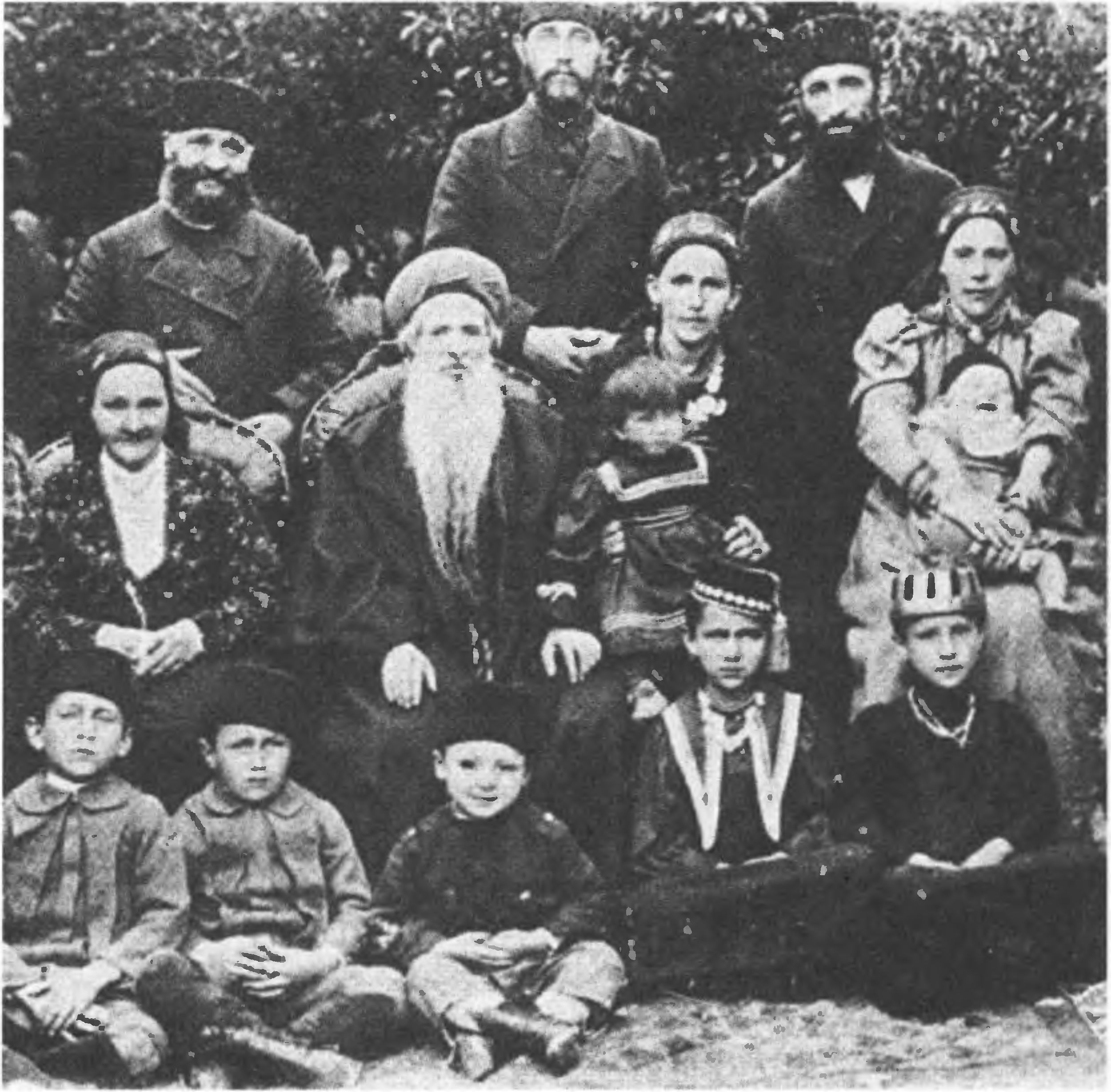 Семья Х.Х. Медини в Карасубазаре (фото 1899 г.)